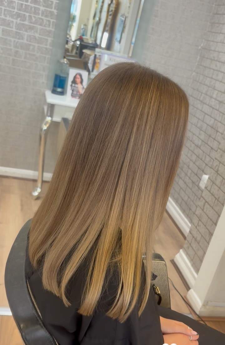 Shoulder-length lived-in blonde with a soft grown-out blend